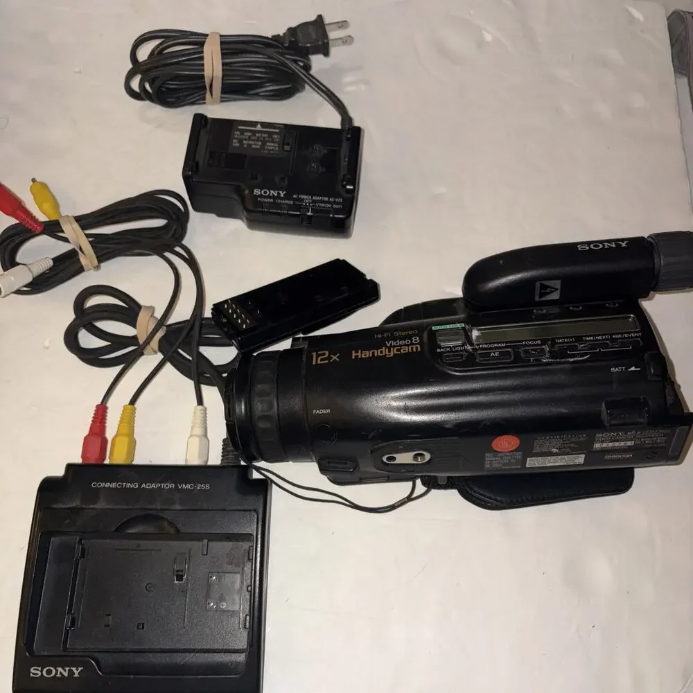 Sony CCD-FX630 Video8 HandyCam Camcorder Video Camera Untested Powers On Acc Inc